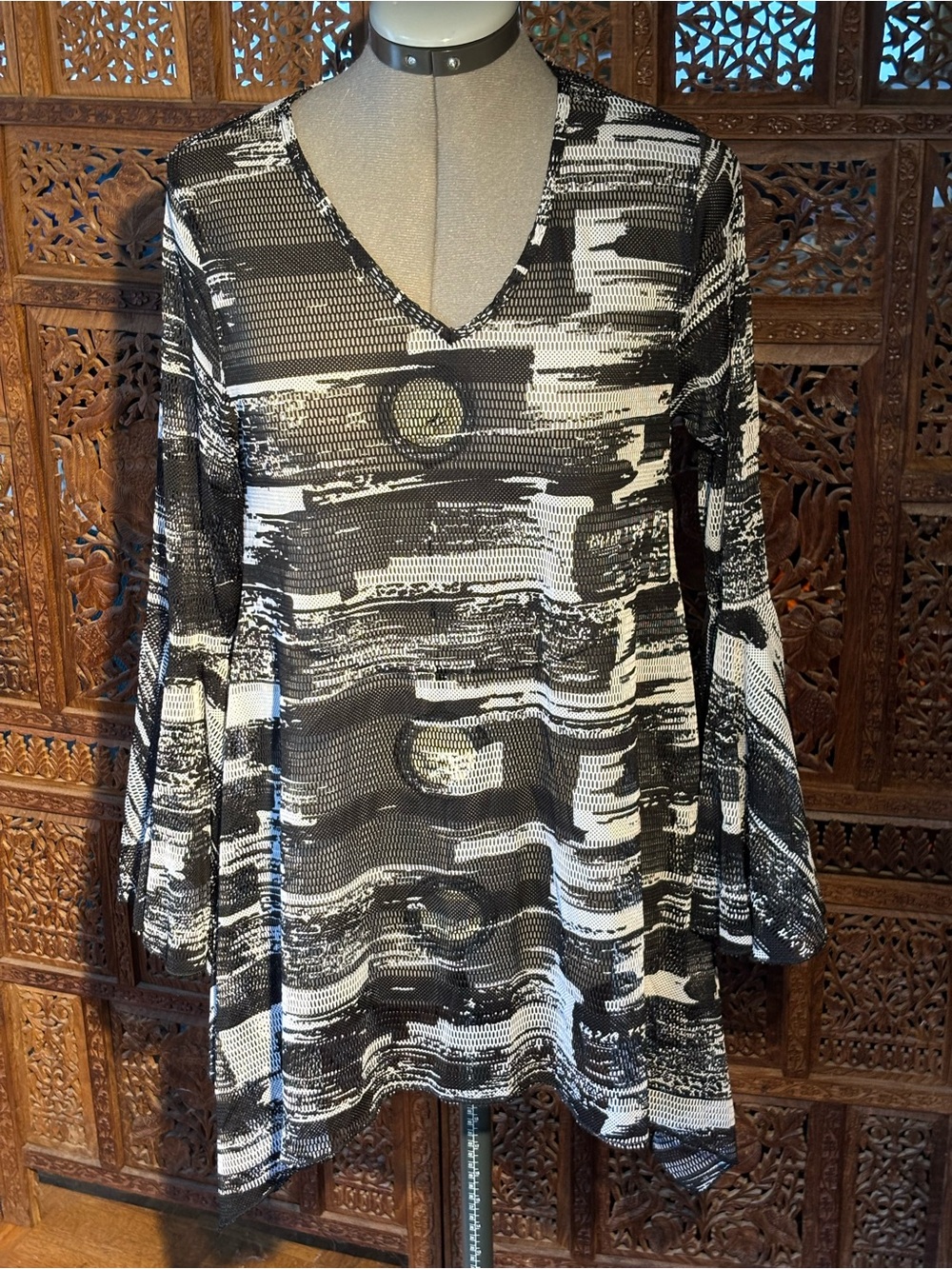 Dor Dor Abstract Black & White V-Neck Mesh Tunic Top